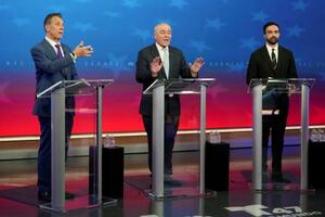 米ニューヨーク市長選の討論会に出席した(左から)クオモ、スリワ、マムダニの各氏=16日、ニューヨーク(ロイター=共同)