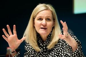 　記者会見するＩＯＣのコベントリー会長＝４日、イタリア・ミラノ（共同）