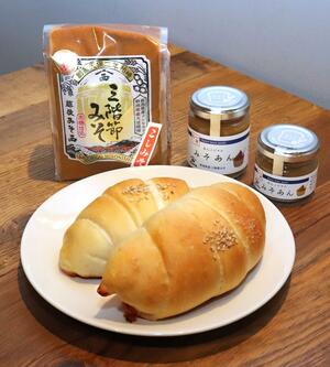 柏崎市の3社が共同で開発したパン「みそあん塩バターロール」=柏崎市松美1