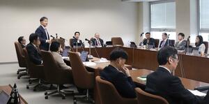 鳥インフル発生時の殺処分などについて議論した産業経済委員会＝１０日、県議会