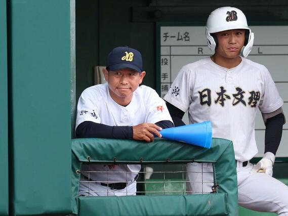 敦賀気比－日本文理　戦況を見つめる日本文理の鈴木崇監督＝富山市民球場