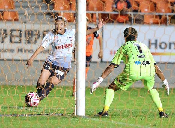 長野-新潟L 前半、MF滝川結女が先制ゴールを決める=長野Uスタジアム