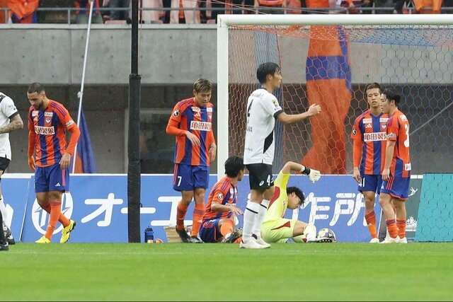 新潟ー神戸 前半終了間際、神戸に先制を許し、肩を落とす新潟=ビッグスワン