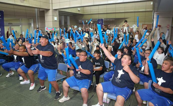 先輩の大の里が優勝し喜ぶ海洋高校相撲部員（手前）ら＝糸魚川市の能生生涯学習センター