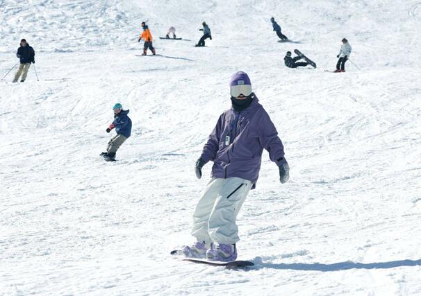 県内トップを切ってオープンしたかぐらスキー場＝２２日、湯沢町三俣
