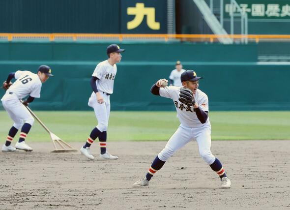 シートノックは短時間だった日本文理＝甲子園