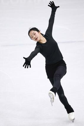 公式練習で調整するフィギュアスケート女子の中井亜美＝ミラノ（共同）