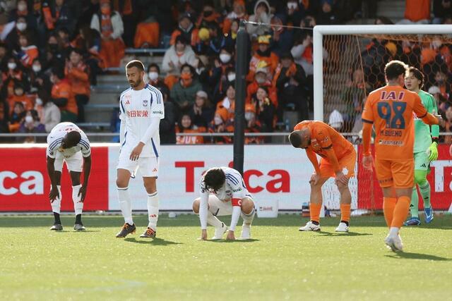 清水-新潟 0-2で敗れ、肩を落とす新潟の選手たち=アイスタ