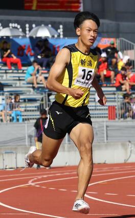 少年男子Ａ３００メートルで５位の佐藤克樹（東京学館高）＝佐賀市