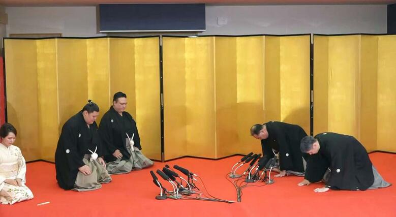 大関昇進の伝達を受ける大の里（左から２人目）。同３人目は二所ノ関親方＝９月２５日午前、茨城県阿見町の二所ノ関部屋