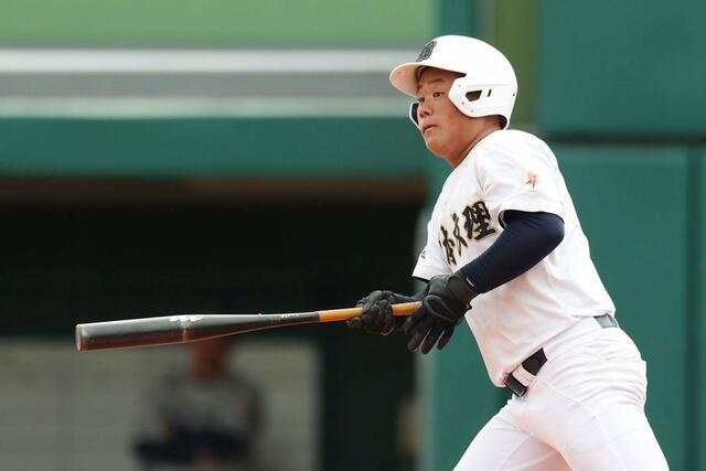 敦賀気比－日本文理　８回日本文理２死一、二塁、秦碧羽が左翼越えに３ランを放ち６－２＝富山市民球場