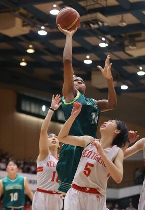 女子決勝　開志国際－新潟産大付　延長戦、新潟産大付のジェンファがシュートを決めて８３－７８＝新潟市体育館
