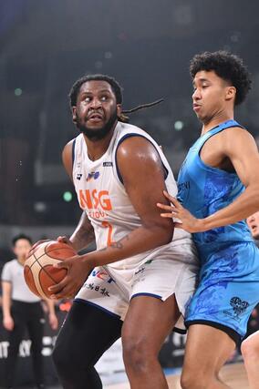 東京U―新潟 両チーム最多24得点を挙げた新潟のB.J.マック=東京・有明アリーナ(新潟アルビレックスBB提供)