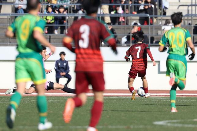 尚志―帝京長岡　後半２１分、尚志のＦＷ臼井蒼悟（７）に決められ先制を許す＝浦和駒場スタジアム