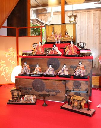 ヤマカフェに飾られているひな人形