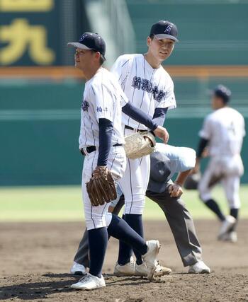 京都国際-新潟産大付 5回裏2死満塁、新潟産大付の主戦宮田塁翔(左)と交代する田中拓朗=甲子園
