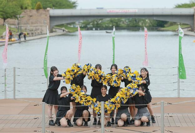 水上ステージで軽やかにダンスを踊る高校生＝新潟市中央区