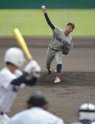 中越－新潟産大付　一回表　投球する中越の先発石山＝９月１１日、長岡市の悠久山球場