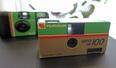富士フイルムが４０年前に発売した使い切りカメラ「写ルンです」。奥は現行モデル