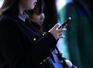 　東京・渋谷のスクランブル交差点で、スマートフォンを手にする人＝２０２５年２月