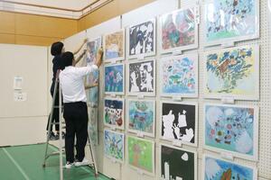 個性豊かな力作が並んだ市展の会場=佐渡市窪田