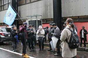 傘を手にポケモンＧＯを楽しむ人たち。このグループはアンバサダーの旗が目印だ＝加茂市加茂