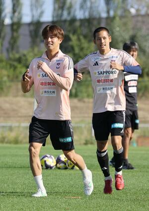 東京Ｖ戦の前日練習に参加するＪ１アルビレックス新潟の選手たち＝１７日、聖籠町