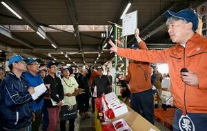 　宮崎市中央卸売市場で行われた完熟マンゴー「太陽のタマゴ」の初競り＝１６日午前