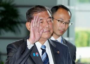 首相官邸に入る石破首相=25日午前