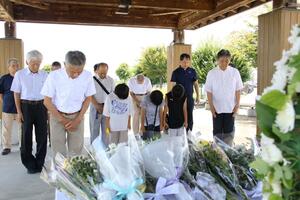 7・13水害で刈谷田川が決壊した午後0時52分に黙とうする住民や小学生ら=7月13日、長岡市中之島の’04中之島記念公園