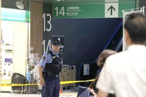 規制線が張られた上越新幹線の１３・１４番線ホーム前＝ＪＲ新潟駅