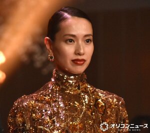 大胆背中見せドレスで登場した戸田恵梨香 (C)ORICON NewS inc.