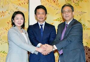 　会談後、握手する（左から）公明党の竹谷代表、中道改革連合の小川代表、立憲民主党の水岡代表＝１７日午後、国会