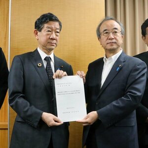伊藤信太郎原子力防災担当相(左)に要望書を手渡す花角英世知事=6月6日、東京・永田町の内閣府
