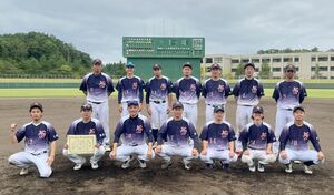 県予選大会優勝時の新津クラブのメンバー=2024年9月、見附市の見附運動公園野球場