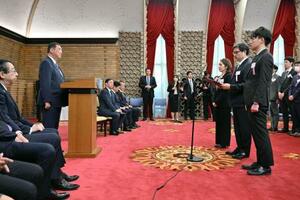 4月、地方創生支援官激励式で決意表明を聞く石破茂首相(左から2人目)=首相公邸