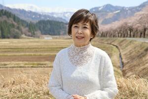 胎内市各地での撮影に参加し、「皆さんに喜んでもらえる映画になってほしい」と語る竹下景子さん=胎内市夏井