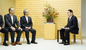 岸田文雄首相(右)に面会する花角英世知事(中央)と渡辺竜五佐渡市長=8月8日、首相官邸