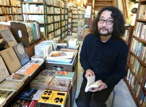 「ずっと棚に置いていた本が忘れかけたころに売れると、やっぱり誰かが買う本だったじゃん、とうれしくなる」と話す鈴木創さん