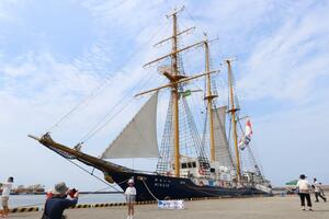 一般公開に多くの人が訪れた、帆船BLUEOCEANみらいへ=8月24日、村上市の岩船港