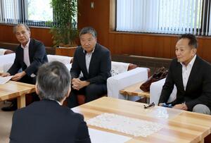 酒米生産の支援拡充を求めた県酒造組合高田支部のメンバー＝上越市役所