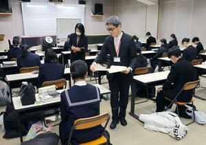 注意事項を聞き、試験開始を待つ受験生＝９日、新潟市中央区の新潟中央高