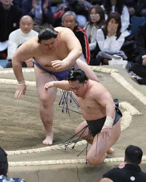 大の里(上)が押し出しで翠富士を破る=エディオンアリーナ大阪