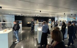 パリ日本文化会館で展示販売された無名異焼。渡辺竜五市長によるトップセールスも行われた=10日、フランス・パリ(佐渡市提供)
