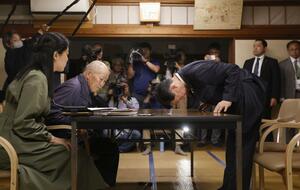 水俣病患者連合の松崎重光副会長(左から2人目)らに謝罪する伊藤環境相=5月8日午後、熊本県水俣市