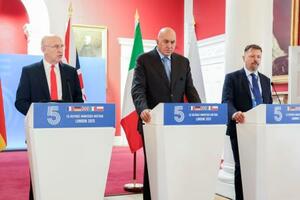 記者会見するヒーリー英国防相(左)とポーランドの高官(右)ら=10日、ロンドン(共同)