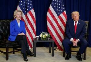 　トランプ米大統領（右）と欧州連合（ＥＵ）欧州委員会のフォンデアライエン委員長＝２０２５年９月、ニューヨーク（ロイター＝共同）