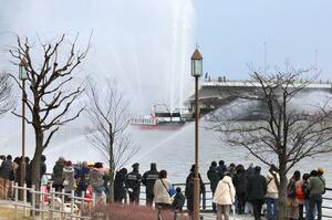 新潟市消防局が出初め式で披露した一斉放水＝１１日、新潟市中央区