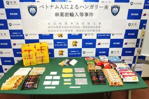 押収された麻薬。菓子の包装に隠されていたのが見つかった=新潟市中央区の東京税関新潟税関支署