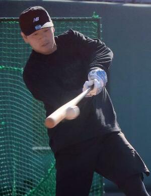 　練習を公開し、打撃練習する巨人・岸田＝川崎市